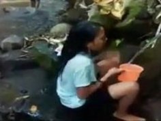 川の入水口で堂々と脱いで体を洗い出すアジアンギャルの動画が面白い件ｗｗｗ｜イクイクXVIDEOS日本人無料エロ動画まとめ