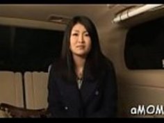 日本の母親は、彼女のタイトな愛の穴を壊すために二人の男性を得ることを望んでいる