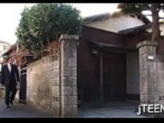 日本の女子高生は熱いフェラチオをして、