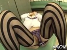 日本人の母親、セクシーなアマチュア・ビデオで雄鶏のためのスプレッド・レッグを犯したい