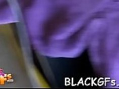 熱い日本の赤ん坊は彼女の黒い湿った亀裂をとても激しく耕しさせます