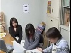 かわいいジャップの十代の若者は彼女のBFFの前で盗撮のビデオで強打した