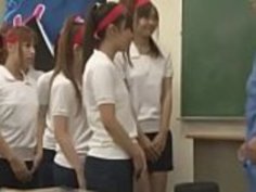 6人の日本人学生が逆の強姦でチームワークの定義を男に示すJAV MV
