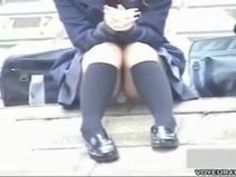 行儀が悪い制服女子高生のおかげでたっぷりと座りパンチラ盗撮が楽しめる【動画】