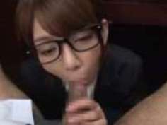 かわいい眼鏡秘書が机の下で社長のち○ぽをフェラ抜き！【希美まゆ】