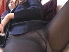 スマホに夢中の匂い立つムチムチＪＫ黒パンストに迫る