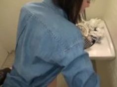 【浜崎真緒調教】巨乳のお姉様、浜崎真緒の調教プレイが、トイレで！！いい乳してます！【スケベ】