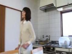 息子の若い激しい責めにより快感へとのぼりつめていく母