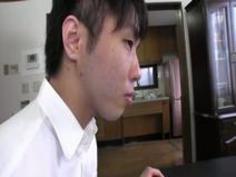 乳首が擦れて感じちゃう人妻が夫の海外赴任中に我慢できずに息子と近親SEX