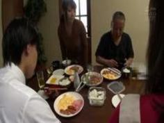 「何するんですか！」妻が近くいるのに息子の嫁に手を出す義父