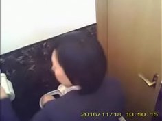 人妻パート事務員さんのトイレ 12