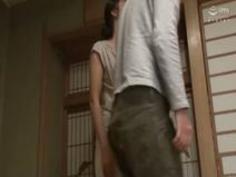 息子のデカチンを見て発情しだすお母さん→中出し近親パコ