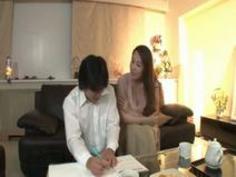 憧れの友達の母親とのセックスに夢中になる若者