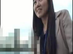 昼休み中にベンチでお弁当を食べている派遣女性社員は、高額アルバイトの仕事の話にすぐ乗ってしまい・・・