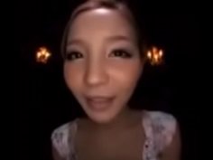 可愛い女の子がガラス板にベロキス