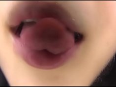 挑発しまくる卑猥なエロ舌！