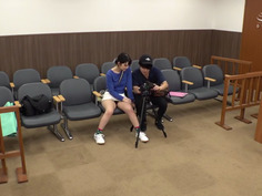 GS-380 業界でも可愛いと噂の女フリー助監督とロケハンに。すると噂通りのミニスカで下着が透けるソソる服装！もちろん助監督ですがムラムラ勃起しちゃう俺。