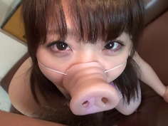 レオタードを着た可愛い豚鼻ぽっちゃりなパイパン娘を悪戯しておもらしさせる　さやか