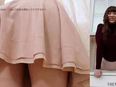 大きな美尻美女がインタビュー中にお尻を弄られ、、、