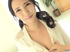 白ビキニの超絶美女が、気持ちのいい日光に照らされて柔肌を晒す [bunb 001]