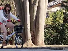 水色の下着がチラリと覗く変態自転車ライド [bunc 001]