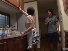 騎乗位大好き美人妻。寝転がってる男を見ると膣が疼いて仕方なし。