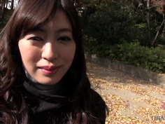 33歳の美巨乳を舐め回すように見つめがらおもちゃでマンコを犯す