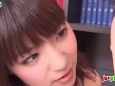 家族に隠れてこっそり勃起チンポをフェラ抜きしてくれる痴女お姉さん