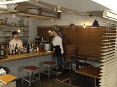 「おばさん本気にしちゃうわよ」休憩中の1時間バイトくんと2人きり！女を忘れたパートの美人おばさんは息子ほど年の離れたイケメンチ○ポなら挿れられても拒まない