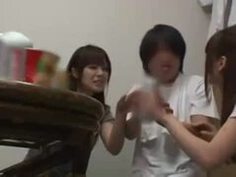 ナンパした素人ギャル２人に迫られてハーレム３Ｐ開始ｗ