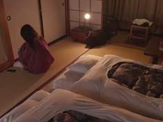 大嫌いなセクハラ上司と温泉旅館で強●相部屋させられて…絶倫中年オヤジに無理やりイカされ続けたチェックアウトまでの12時間 潮美舞