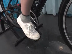 アクメ自転車×ミラー号 プリ尻宅配女子限定！新型アクメチャリで漕げば漕ぐほどサドルについた極太ディルトが激ピストン！アナルをヒクつかせ公衆の面前でイキまくる大量潮吹き絶頂アクメ