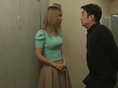 AVの音が毎日うるさいとクレームに来た両隣の人妻たちに「お前らのオナ声もうるせぇ」と苦情返し！ 壁が薄いことに気づいていなかった欲求不満妻たちと近隣トラブルNTR 深田えいみ AIKA