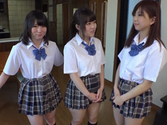 パンツ見せつけ女子校生に我慢できず手を出したら、家族にこっそり隠れながらエッチを求めてくるので困ったけど、ヤッた。