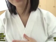 清楚な顔して柔道着のまま畳の上で喘いじゃう巨乳の黒髪美少女ｗ