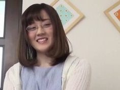 透明感たっぷりの激カワ女子大生が狭い部屋でメイド服ファック