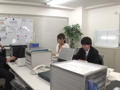 突然のゲリラ豪雨でブラウスがビショビショでスケスケになった美人女子社員と社内でふたりきりで変な空気に…しかもボクは勃起している。それに気づいた女子社員は頬を赤らめボクに急接近！？ 木下ひまり 木下ひまり（花沢ひまり）