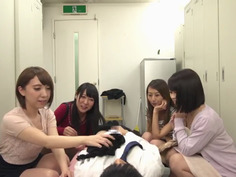 目が覚めたら女だらけの更衣室！会社の女子更衣室に忍び込みムレムレ制服の匂いをかいでオナニーしてたら眠ってしまい、起きたら勃起してました。クビなるかと思いきや「オナニー手伝ってあげよっか◆」と女子社員達も興奮状態です。