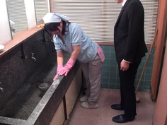 「ヤリたくなっちゃうから、いじらないで〜」掃除のおばさんのムチ尻をねちっこく触ってみたら… 180分