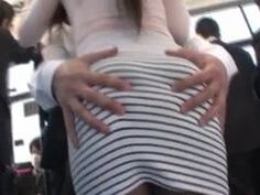 自分からケツをすり寄せてくる痴女お姉さん！バスの車内で大声で喘ぎながら公開パコ！