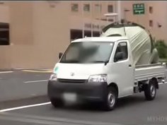 Momo Ichinose in car