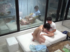 一般男女モニタリングAV マジックミラーの向こうには大好きな彼氏！2人っきりの密室で素人女子大生が童貞で悩む彼氏の友達と1発10万円の中出しSEXで筆おろしに挑戦！憧れの友カノに興奮した勃ちっぱなしチ○ポといけないと思いつつも…