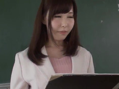 新米教師のわたしは、オッパイが大きいせいか思春期の生徒たちのオモチャにされ皆がいる前で全裸授業をさせられています。 あかり美来