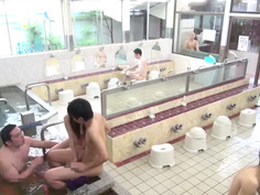 リアルモ二タリング実験 彼氏とは3か月以上SEXしてないィ〜とネットに書き込んでいた清楚系女子たちを親父臭い銭湯の男湯に素っ裸で放り込んだらどうなるのか？おじさんと美少女たちとの超絶エロイ化学反応！！16人スペシャル4時間