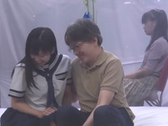 ザ・マジックミラー特別編！禁断の近親相姦MM号 マジックミラーの向こうには再婚したての母親！女子○校生の娘と新しいお父さんが2人っきりの密室で初めての素股に挑戦！クリトリスとチ○ポを擦り合わせた父娘はそのままヌルッと挿入してしまうのか！？まさかの連続中出し…