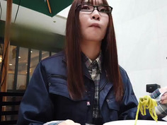 性欲モンスター級の美地味子のオチ○コ2本喰い！！スレンダーな感度マシマシボディでボッキ誘発！！下品に二本頬張る欲張りフェラで涎&マン汁ダクダクで串刺しSEX！！ココじゃないどこかへ昇天でご満悦ド変態美女降臨の巻！！/AV男優の電話帳/No.042 みつは/23歳/地味な外見に内包したモンスター級性欲メガネ美少女！！