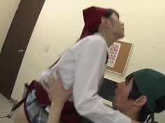 スーパーで制服のままバイトする女子○生の無防備パンチラはボクを誘っているとしか思えない！