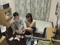 OYC-297 友達と飲み会後、終電を逃して家に泊めた親友の彼女。3 言葉巧みに口説いて、朝まで何度も何度もハメていたら、心配して彼女を探してボクの家まで…