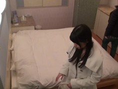 KAWD-743 都内某所の援交スポットでさくらゆらがナンパ待ち初体験！私をお持ち帰りしてください。