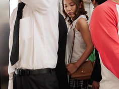 乳首いじり～勃起ちくびを執拗につまみ上げられイキ堕ちる人妻～ 美川由加里